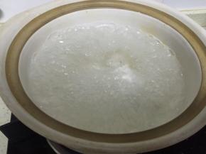 拿出砂锅，倒入水，煮沸