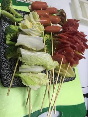 用竹签穿好，切好的菜品