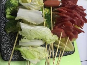 用竹签穿好，切好的菜品