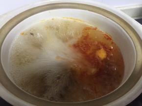 然后煮沸后，加入火锅底料，可依据口味适当放入其他调料，如辣等