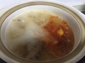 然后煮沸后，加入火锅底料，可依据口味适当放入其他调料，如辣等