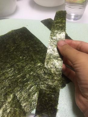 准备好海苔，切条