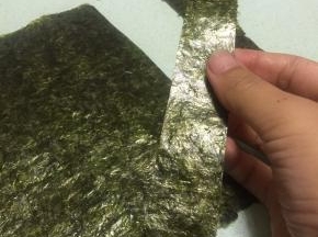 准备好海苔，切条