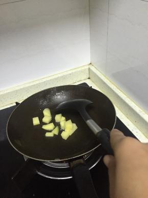 准备好土豆一个，去皮，切成丁，锅中加入适量的橄榄油，翻炒2-3分钟
