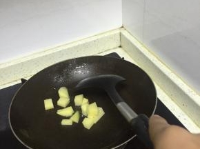 准备好土豆一个，去皮，切成丁，锅中加入适量的橄榄油，翻炒2-3分钟