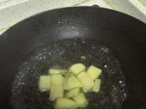 加入少量的水，将土豆煮烂