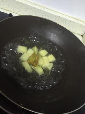 在水里加入咖喱，拌入适量的食盐