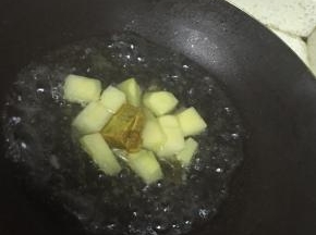 在水里加入咖喱，拌入适量的食盐