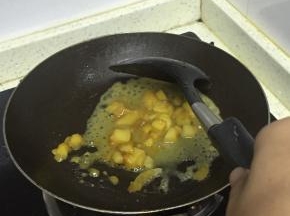 翻炒3-5分钟，土豆已烂，且入味
