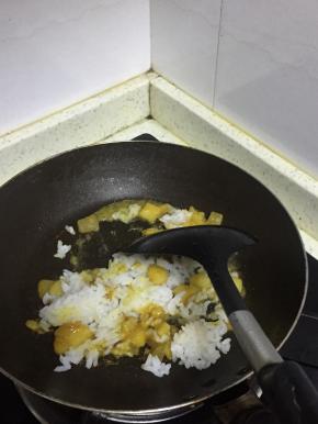 加入米饭，一起翻炒，使得米饭被咖喱涂抹均匀
