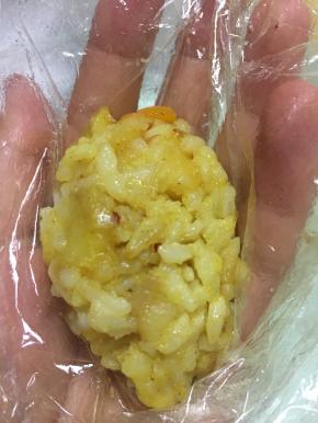 拿出炒好的咖喱饭，捏成长条团子