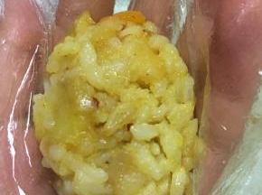 拿出炒好的咖喱饭，捏成长条团子