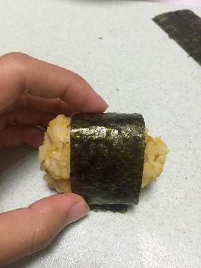 用海苔条卷好
