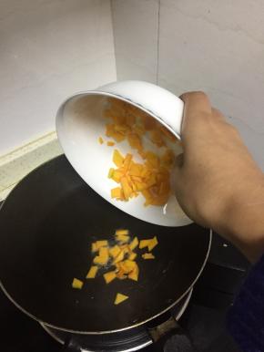准备好南瓜两块，去皮去瓤，切成丁，锅中加入适量的橄榄油，翻炒2-3分钟