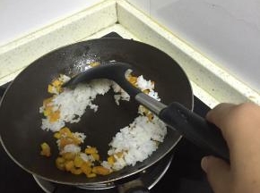翻炒3-5分钟，南瓜已烂，且入味，加入米饭，一起翻炒，使得米饭被南瓜汁涂抹均匀