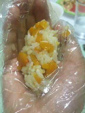 拿出炒好的南瓜饭，捏成长条团子