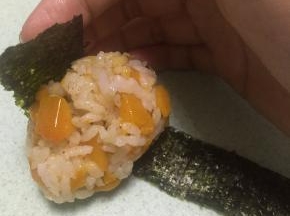 用海苔条卷好
