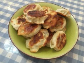 煎至两面金黄，香脆盛出即可。