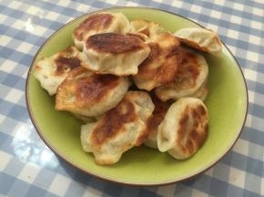 煎至两面金黄，香脆盛出即可。