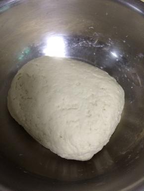 准备好面粉，将面粉和好成团，醒面15分钟