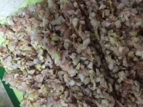 将肉、香菇、白菜切小丁，混合在一起