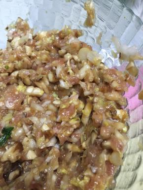 倒入橄榄油、盐、料酒、鲜酱油，拌匀