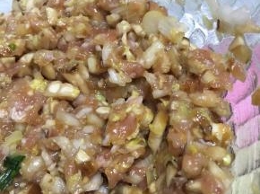 倒入橄榄油、盐、料酒、鲜酱油，拌匀