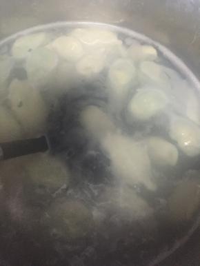 在锅里加入水，煮熟，盛出备用