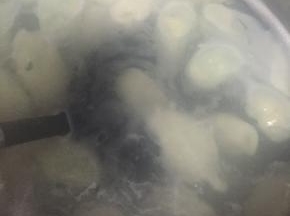 在锅里加入水，煮熟，盛出备用
