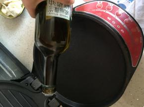 把电饼铛预热，刷上橄榄油