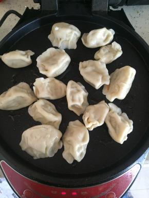把晾凉的饺子放入摆好