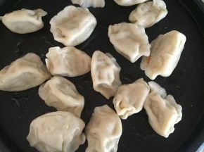 把晾凉的饺子放入摆好