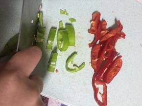 准备青椒、红椒，洗干净，切条