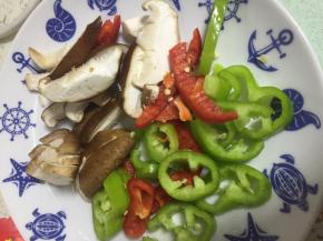 将香菇洗干净，切条