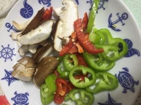 将香菇洗干净，切条