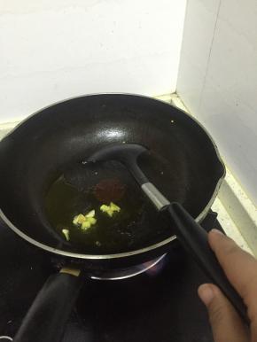 锅里倒入橄榄油，加热，放入葱姜蒜爆香