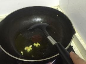 锅里倒入橄榄油，加热，放入葱姜蒜爆香