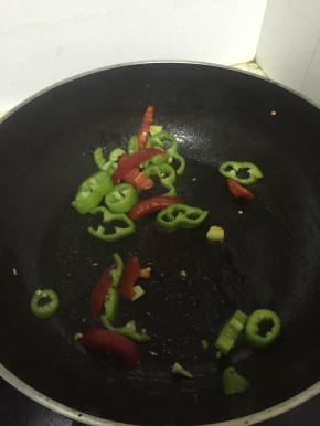 加入青椒、红椒翻炒2-3分钟，至变软