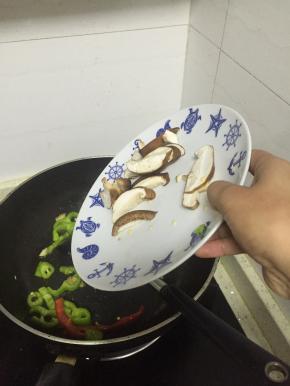 倒入香菇，继续翻炒，3-5分钟