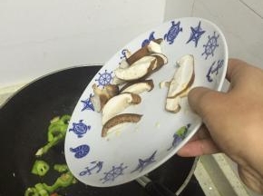 倒入香菇，继续翻炒，3-5分钟