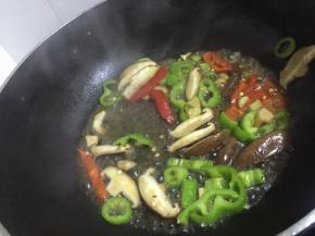 加入少量水，再依次加入少许鲜酱油、料酒和少许盐，翻炒3-5分钟