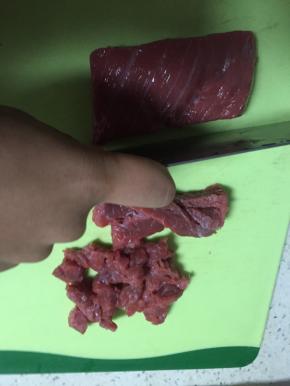 将牛肉洗干净，切丁