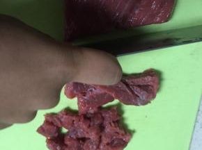 将牛肉洗干净，切丁
