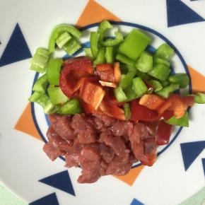 准备青椒、红椒，洗干净，切丁