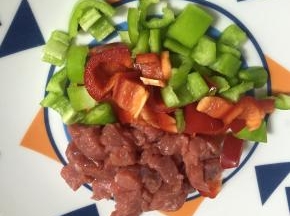 准备青椒、红椒，洗干净，切丁