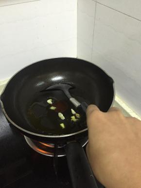 锅里倒入橄榄油，加热，放入葱姜蒜爆香
