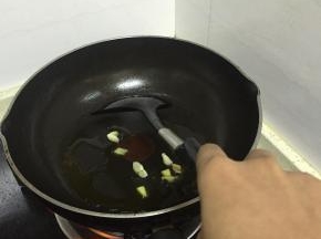 锅里倒入橄榄油，加热，放入葱姜蒜爆香
