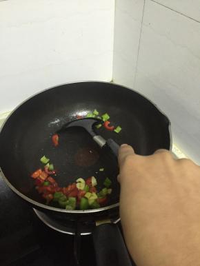 加入青椒、红椒翻炒2-3分钟，至变软