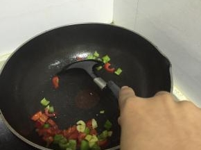 加入青椒、红椒翻炒2-3分钟，至变软
