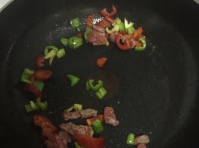倒入小牛肉，继续翻炒，3-5分钟